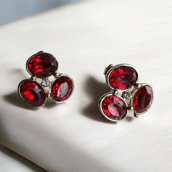 Vintage Avon GV9 Gold Tone Pierced Earrings Ruby Red Glass Stones - Picture 1 of 5